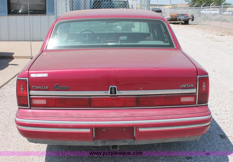 image for item L9945 1994 Lincoln Town Car Signature