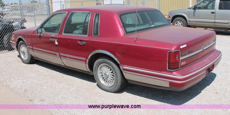 image for item L9945 1994 Lincoln Town Car Signature