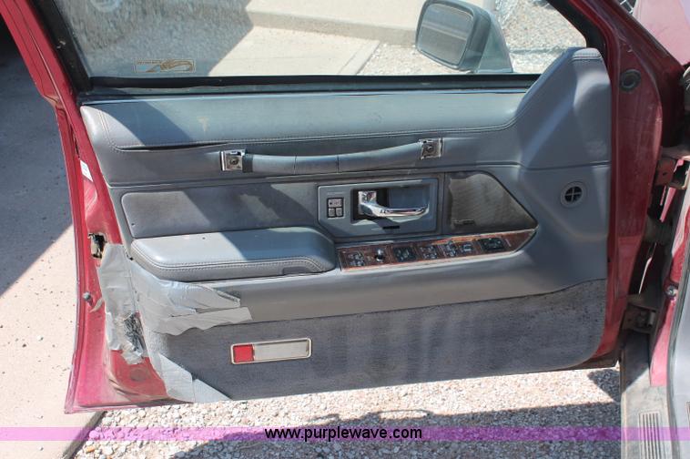 image for item L9945 1994 Lincoln Town Car Signature