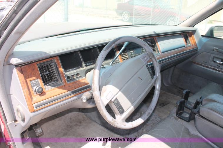 image for item L9945 1994 Lincoln Town Car Signature