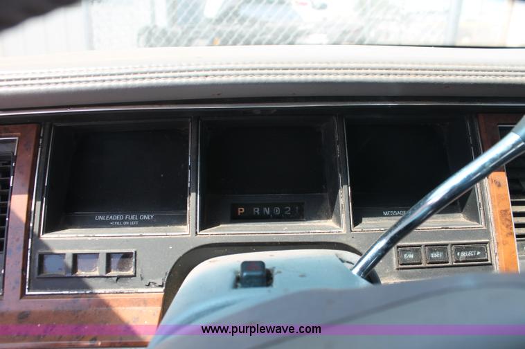 image for item L9945 1994 Lincoln Town Car Signature