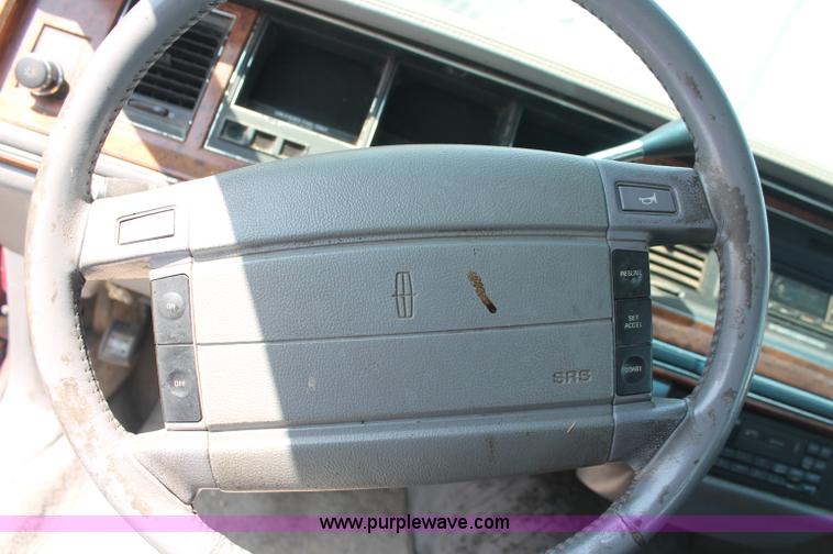 image for item L9945 1994 Lincoln Town Car Signature