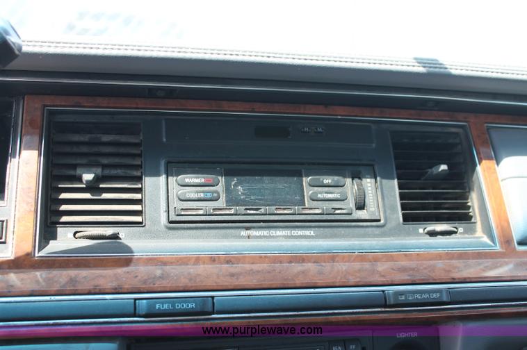 image for item L9945 1994 Lincoln Town Car Signature