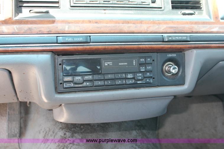 image for item L9945 1994 Lincoln Town Car Signature