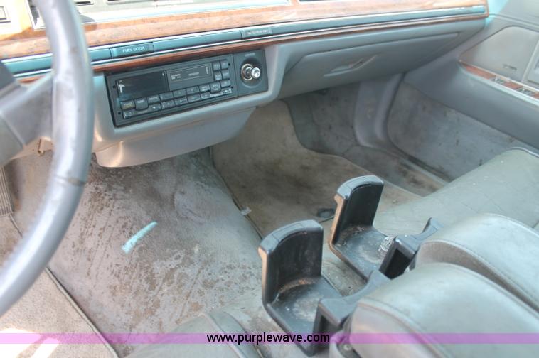 image for item L9945 1994 Lincoln Town Car Signature