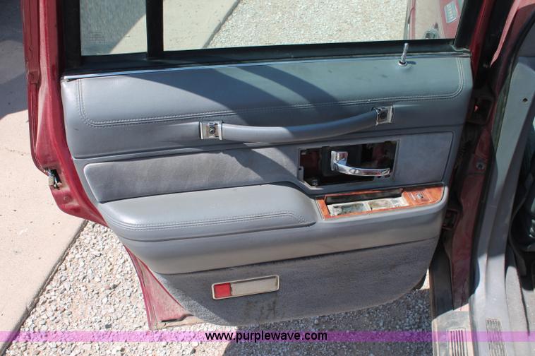image for item L9945 1994 Lincoln Town Car Signature
