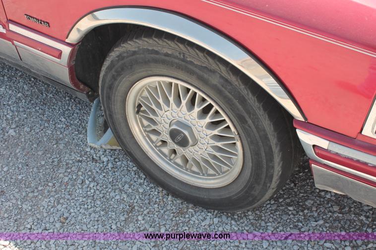 image for item L9945 1994 Lincoln Town Car Signature