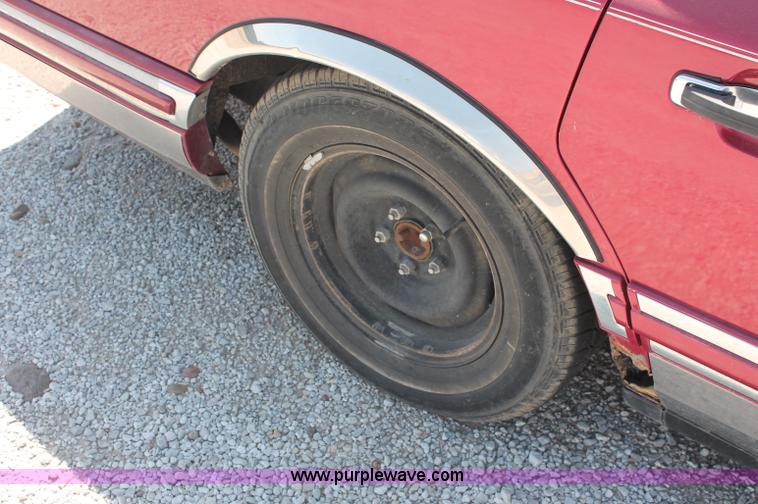 image for item L9945 1994 Lincoln Town Car Signature