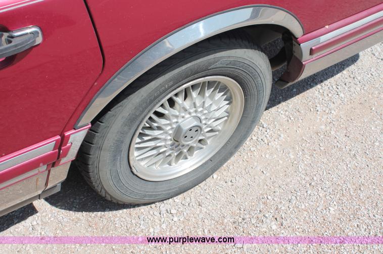 image for item L9945 1994 Lincoln Town Car Signature