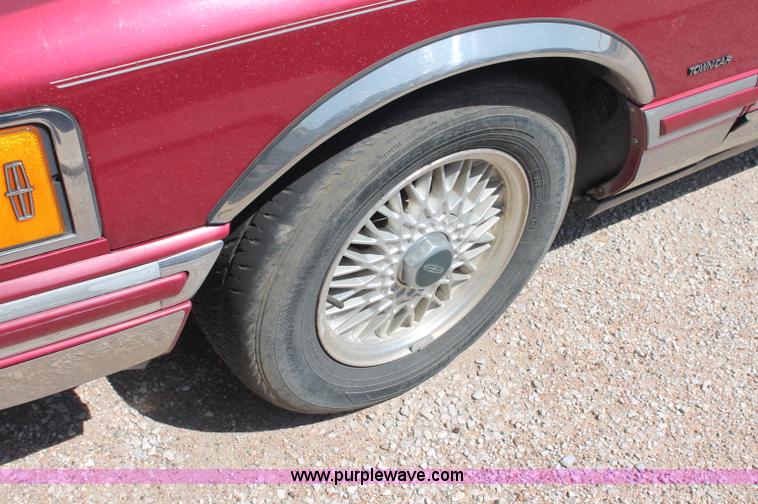 image for item L9945 1994 Lincoln Town Car Signature