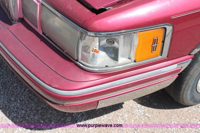 image for item L9945 1994 Lincoln Town Car Signature