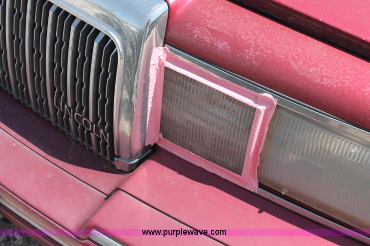 image for item L9945 1994 Lincoln Town Car Signature