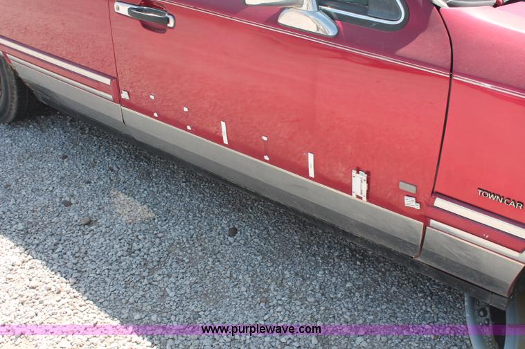 image for item L9945 1994 Lincoln Town Car Signature