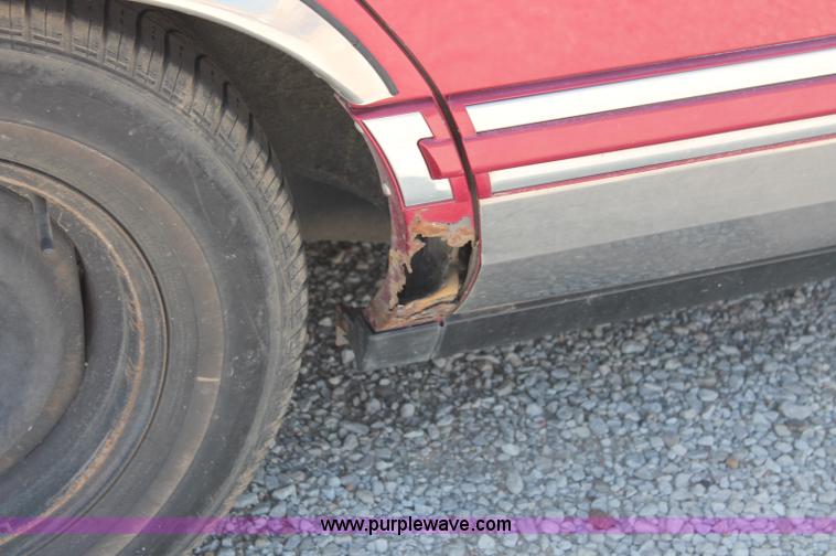 image for item L9945 1994 Lincoln Town Car Signature
