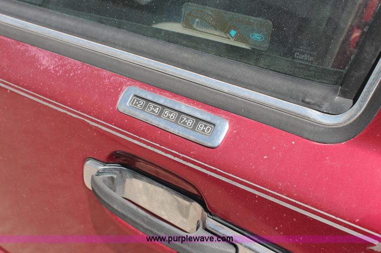 image for item L9945 1994 Lincoln Town Car Signature