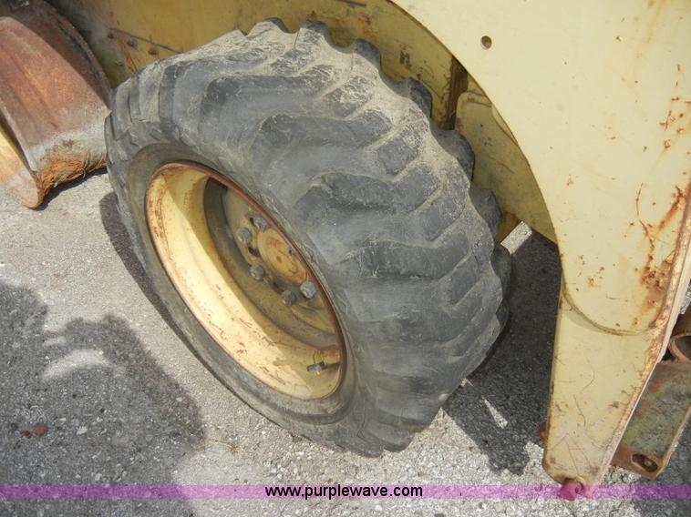 image for item M9710 Ford CL25 skid steer