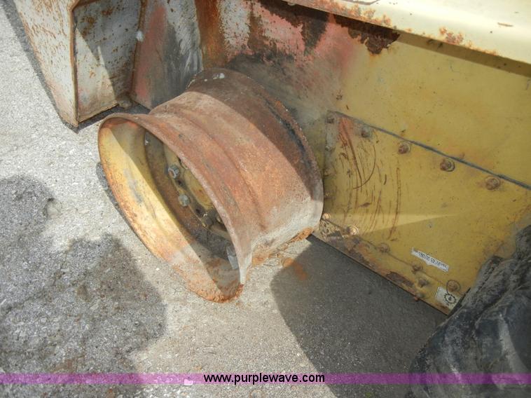 image for item M9710 Ford CL25 skid steer