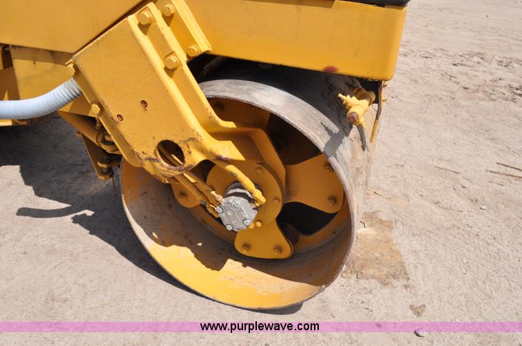 image for item A5953 1995 Caterpillar CB224C vibratory roller
