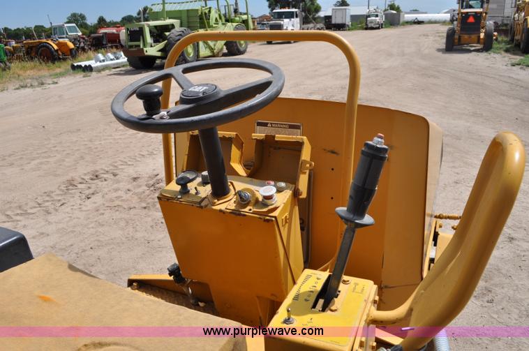 image for item A5953 1995 Caterpillar CB224C vibratory roller