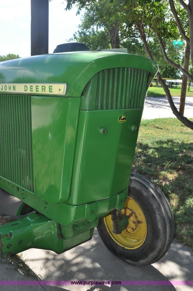 image for item A5960 1972 John Deere 4620 tractor