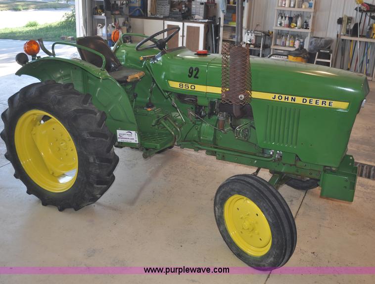 image for item A5964 1979 John Deere 850 tractor