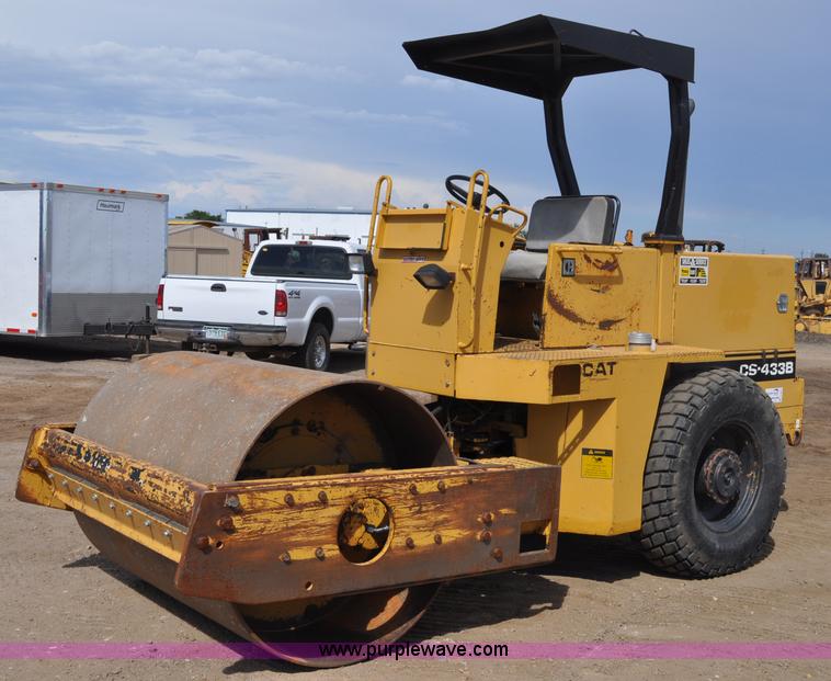image for item A5972 1990 Caterpillar 433B vibratory roller