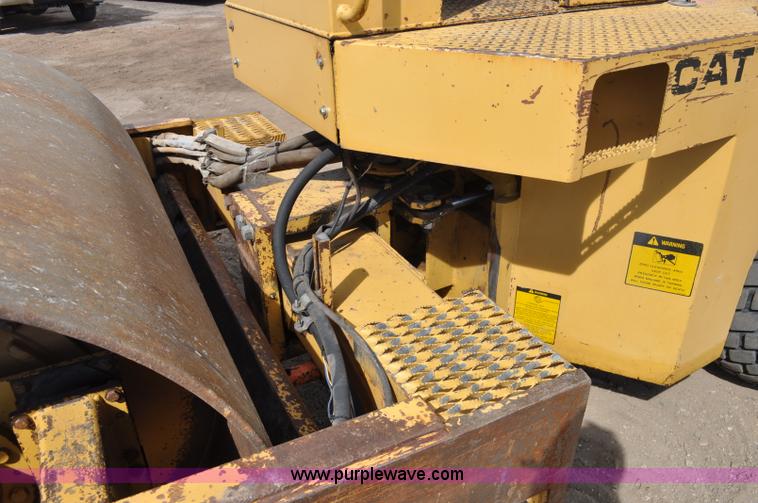 image for item A5972 1990 Caterpillar 433B vibratory roller