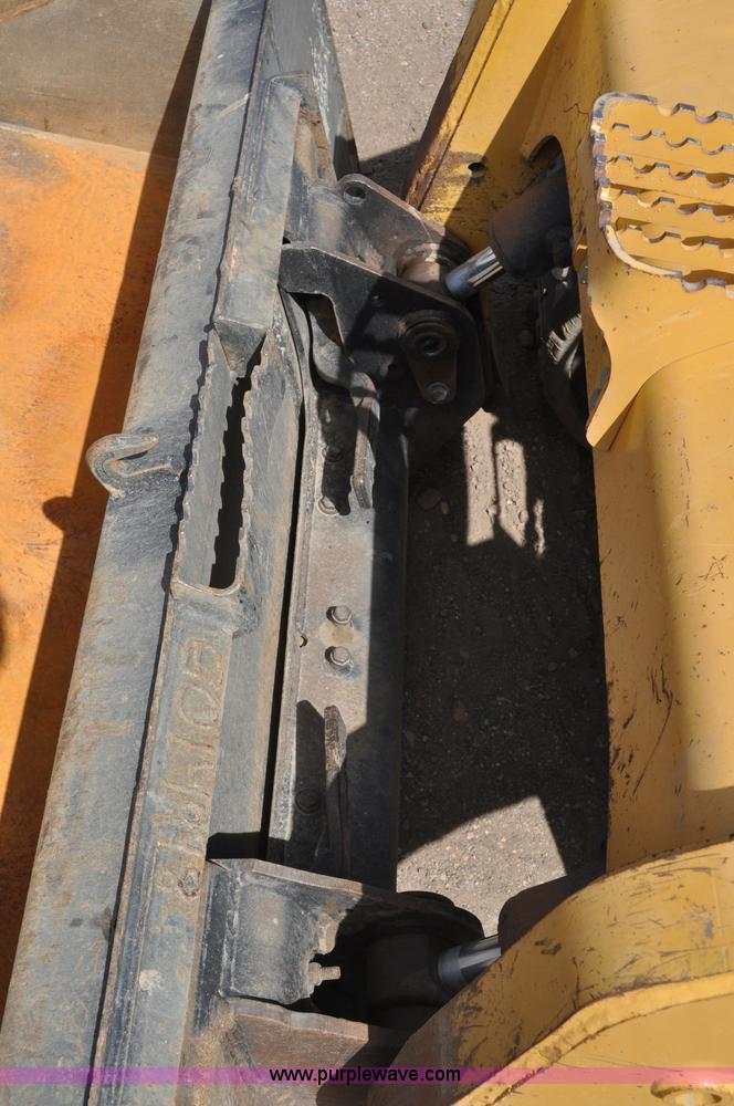 image for item A5976 2005 Caterpillar 267B track skid steer