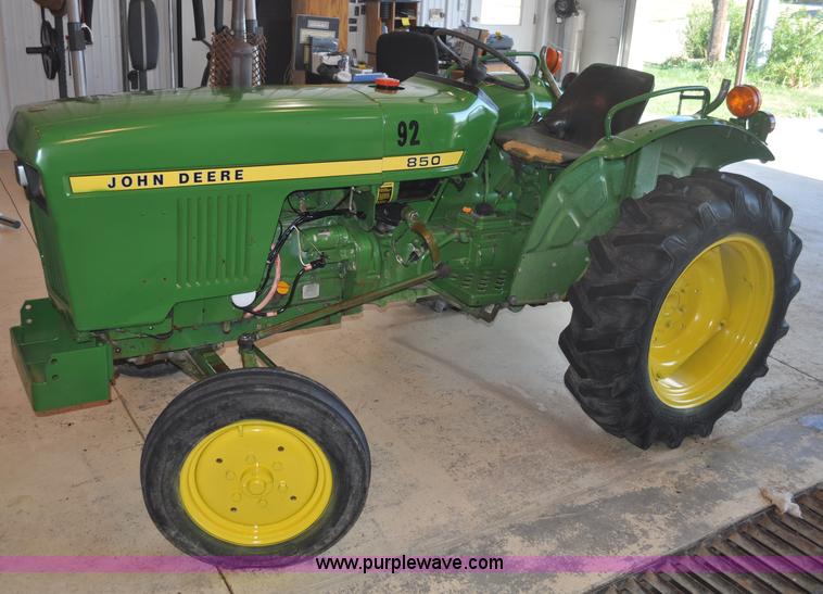 image for item A5964 1979 John Deere 850 tractor