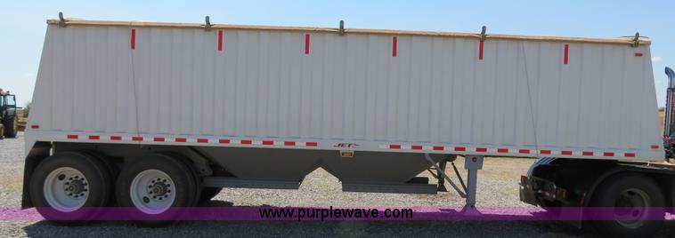 image for item B2463 2007 Jet double hopper grain trailer