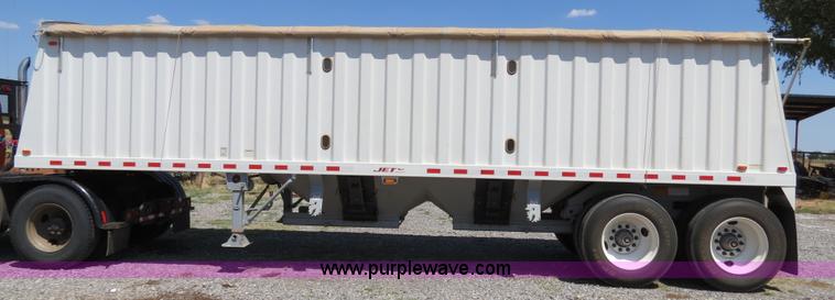 image for item B2463 2007 Jet double hopper grain trailer