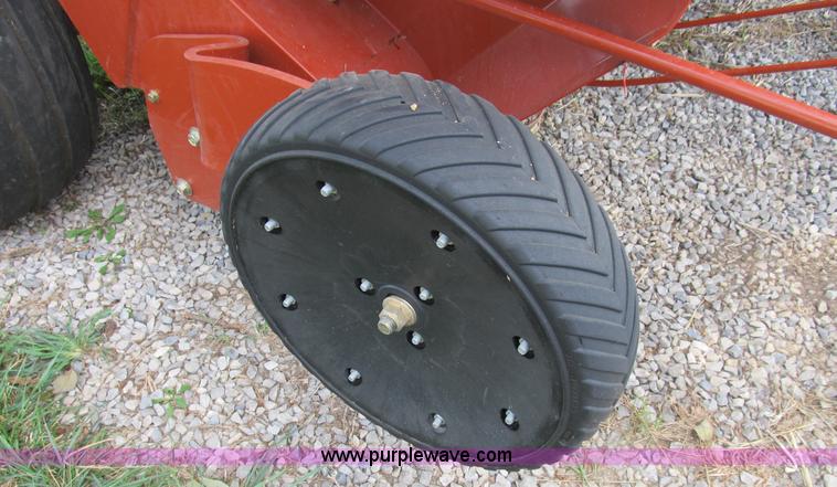 image for item B2812 2006 Hesston 956A round baler