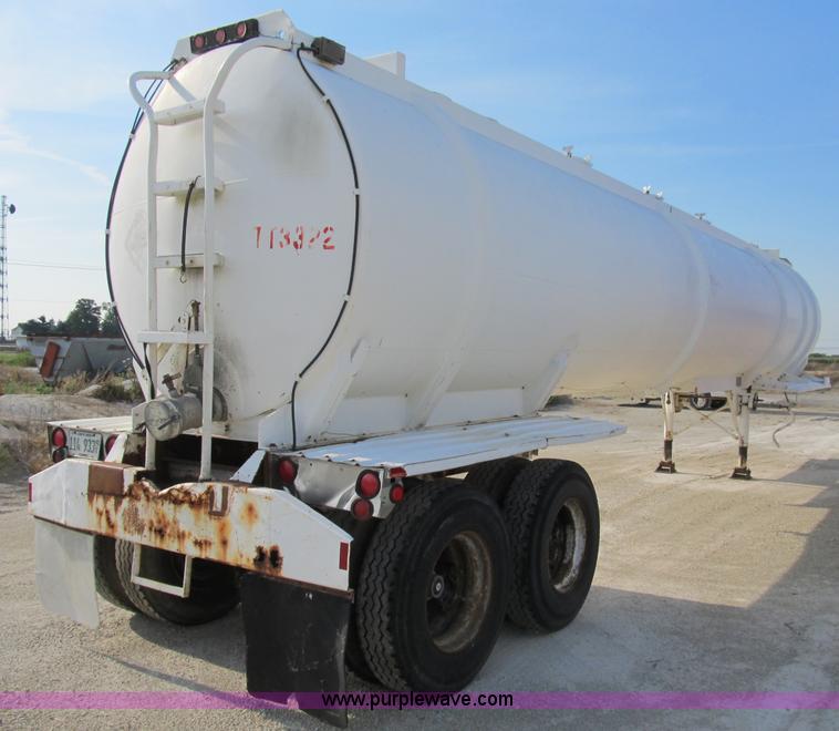 image for item B2823 1972 Heil 40' aluminum tanker trailer