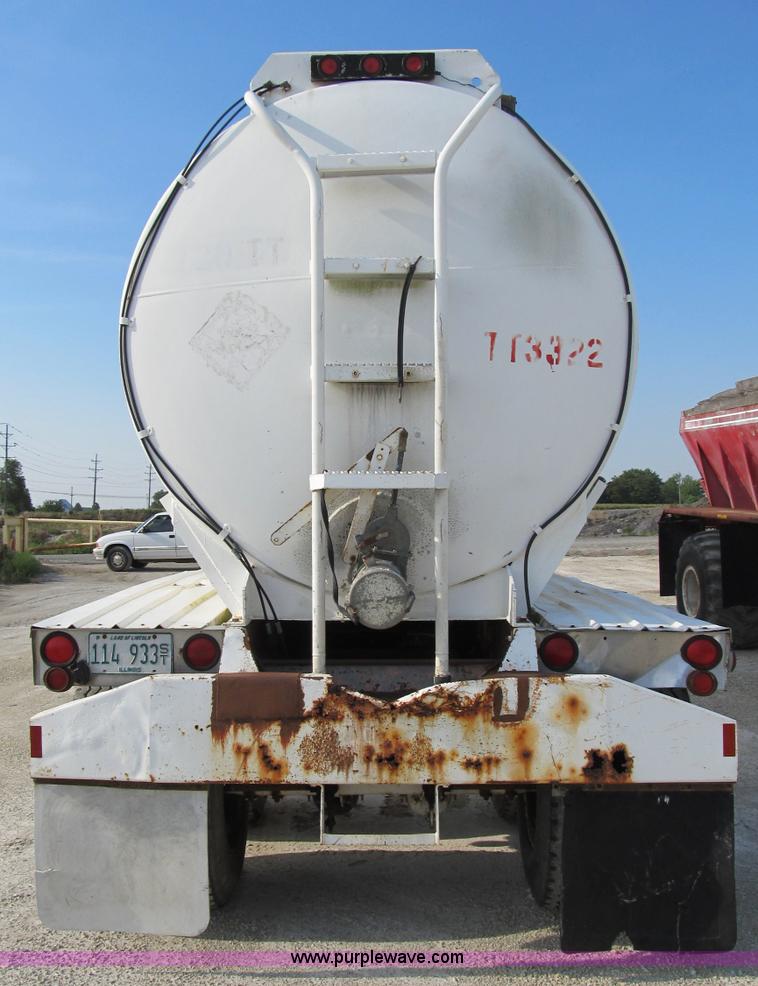 image for item B2823 1972 Heil 40' aluminum tanker trailer