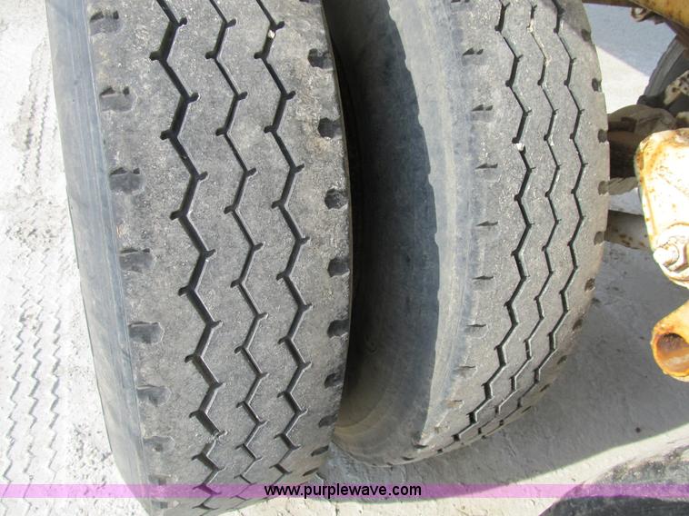 image for item B2823 1972 Heil 40' aluminum tanker trailer