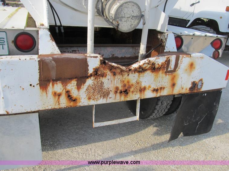 image for item B2823 1972 Heil 40' aluminum tanker trailer