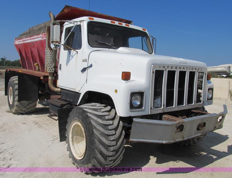image for item B2824 1980 International 2554 manure spreader truck