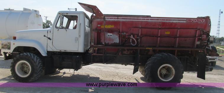 image for item B2824 1980 International 2554 manure spreader truck