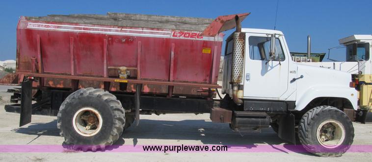 image for item B2824 1980 International 2554 manure spreader truck