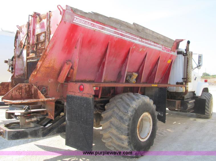 image for item B2824 1980 International 2554 manure spreader truck