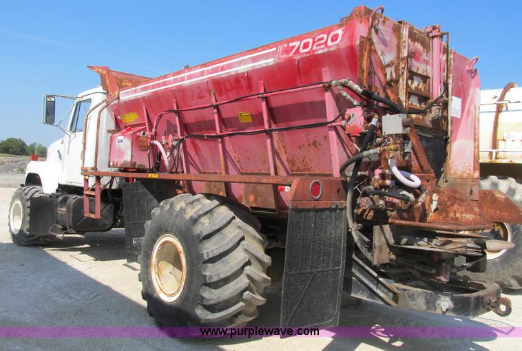 image for item B2824 1980 International 2554 manure spreader truck