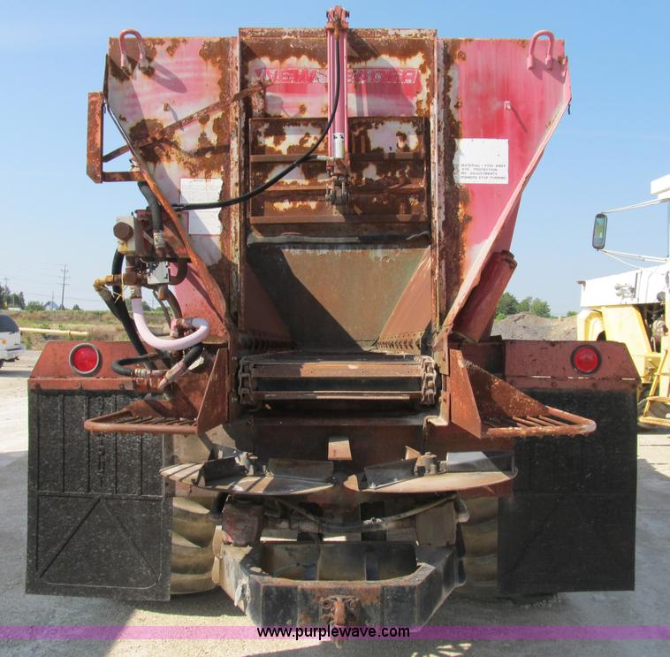 image for item B2824 1980 International 2554 manure spreader truck