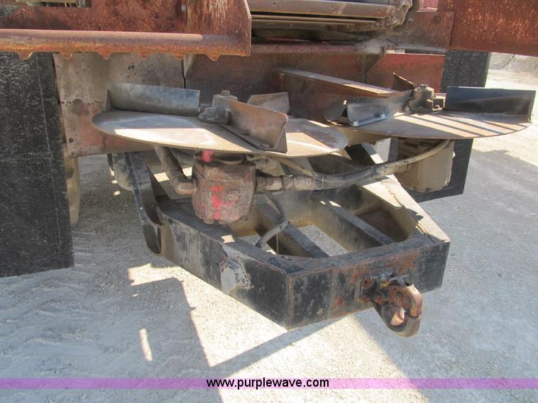 image for item B2824 1980 International 2554 manure spreader truck