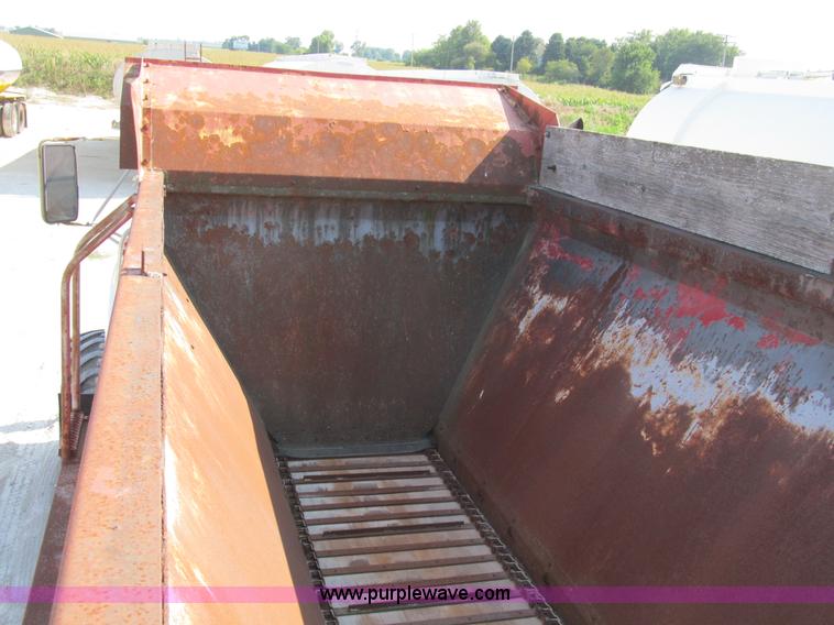 image for item B2824 1980 International 2554 manure spreader truck