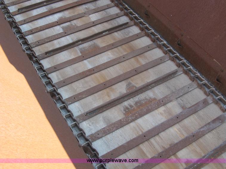 image for item B2824 1980 International 2554 manure spreader truck