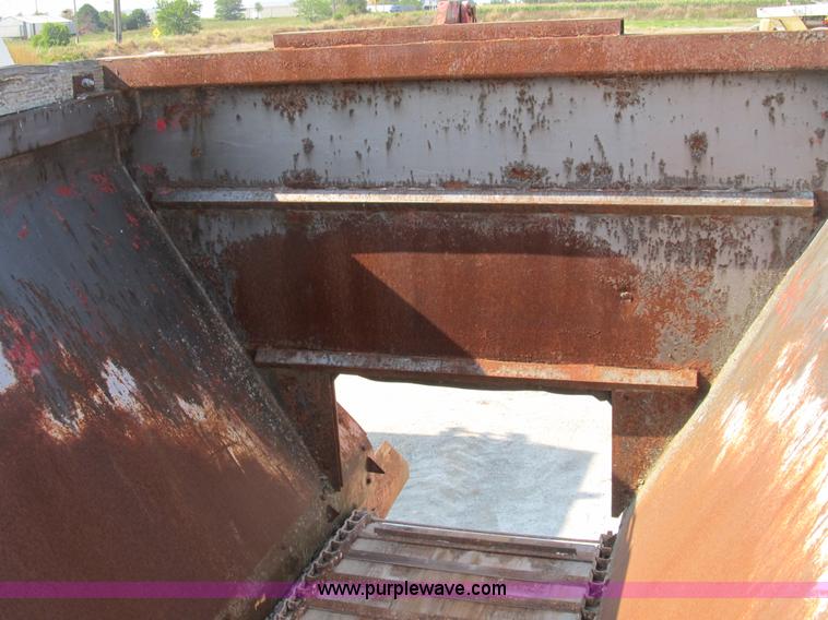 image for item B2824 1980 International 2554 manure spreader truck