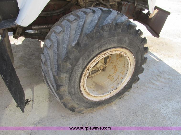 image for item B2824 1980 International 2554 manure spreader truck