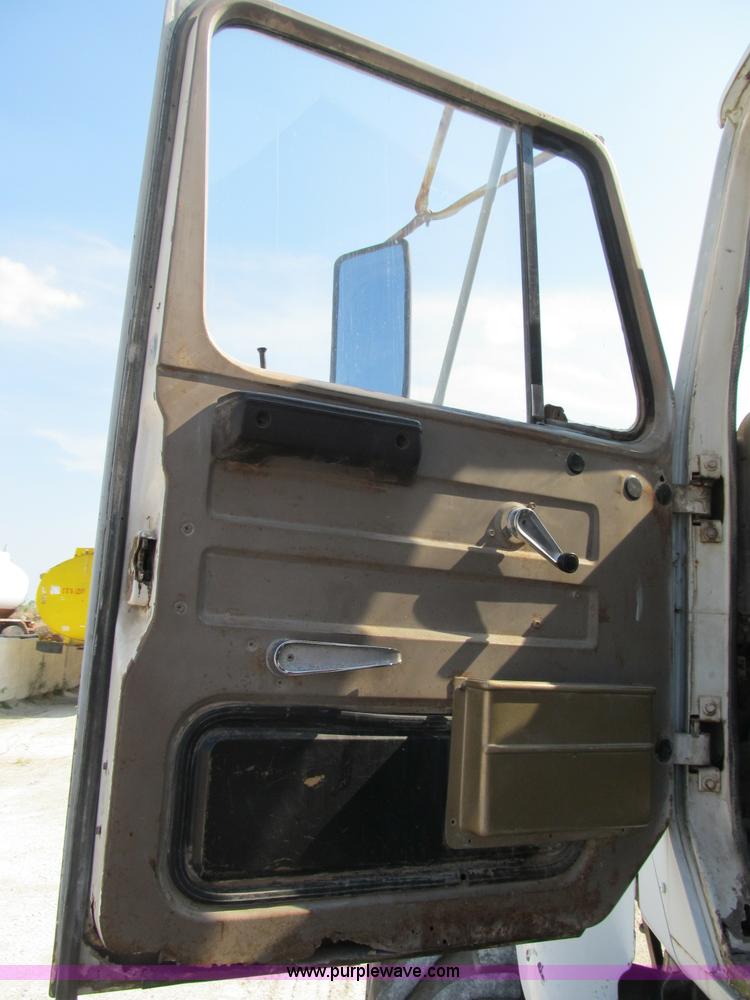 image for item B2824 1980 International 2554 manure spreader truck