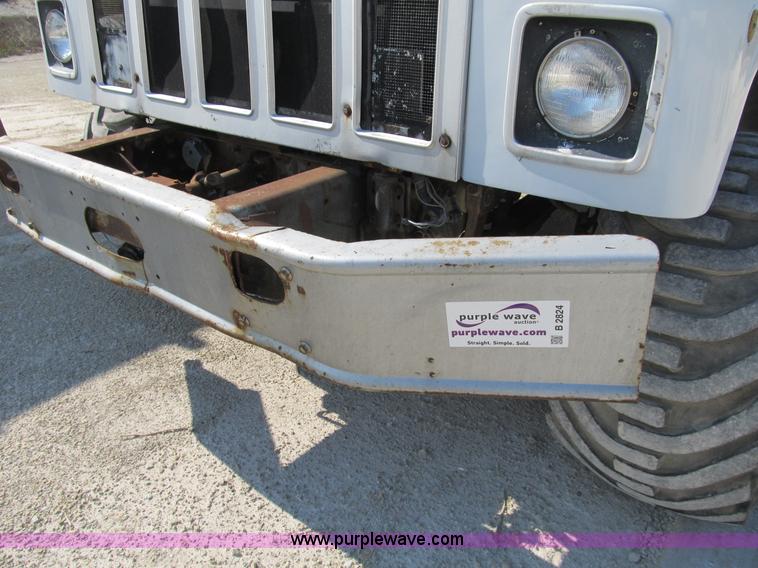 image for item B2824 1980 International 2554 manure spreader truck