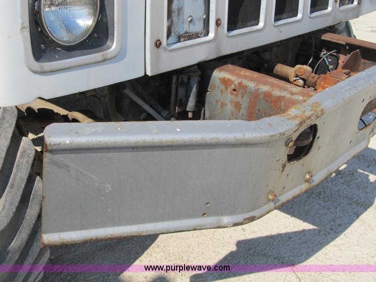 image for item B2824 1980 International 2554 manure spreader truck